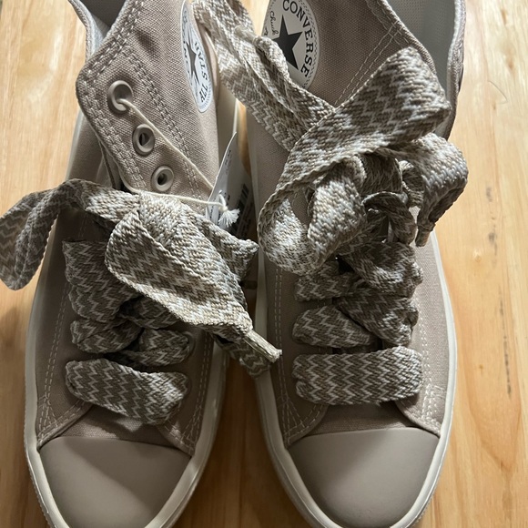 Converse Women's Chuck Taylor Gray High-Top Sneakers Size 8.5 NWT - Picture 1 of 6